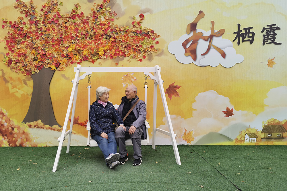 一对老人正在栖霞山兴致勃勃地游玩.(20191121摄)