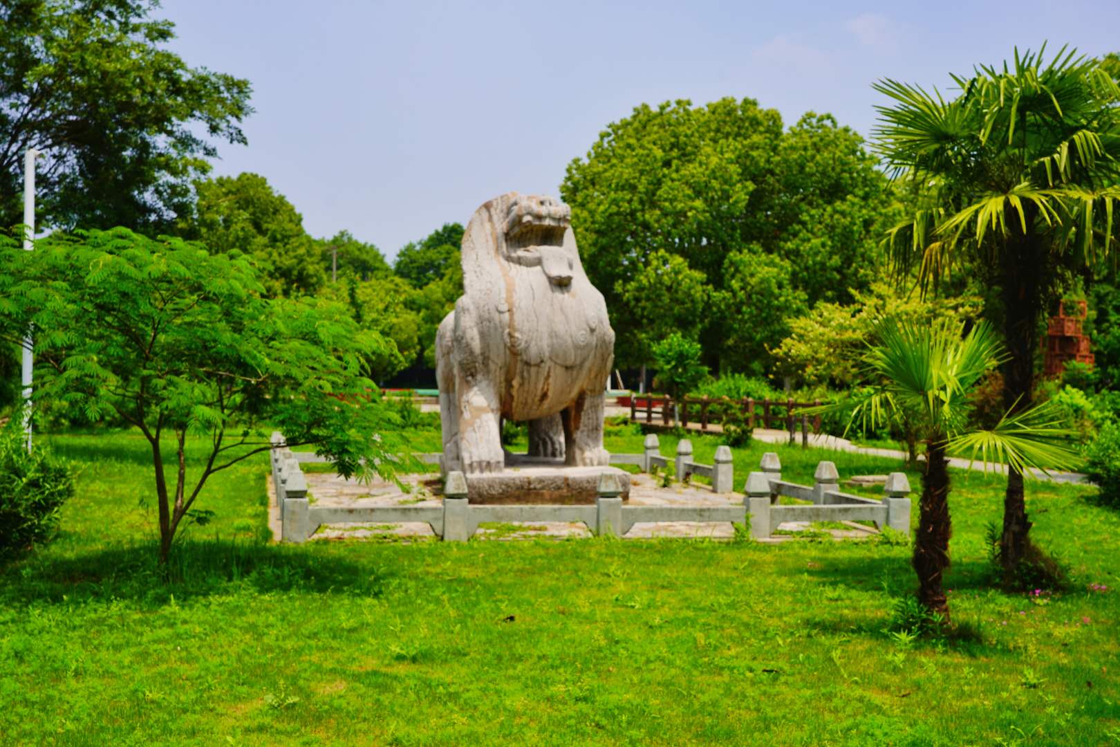 南京栖霞区南朝梁鄱阳忠烈王萧恢墓石刻组照.