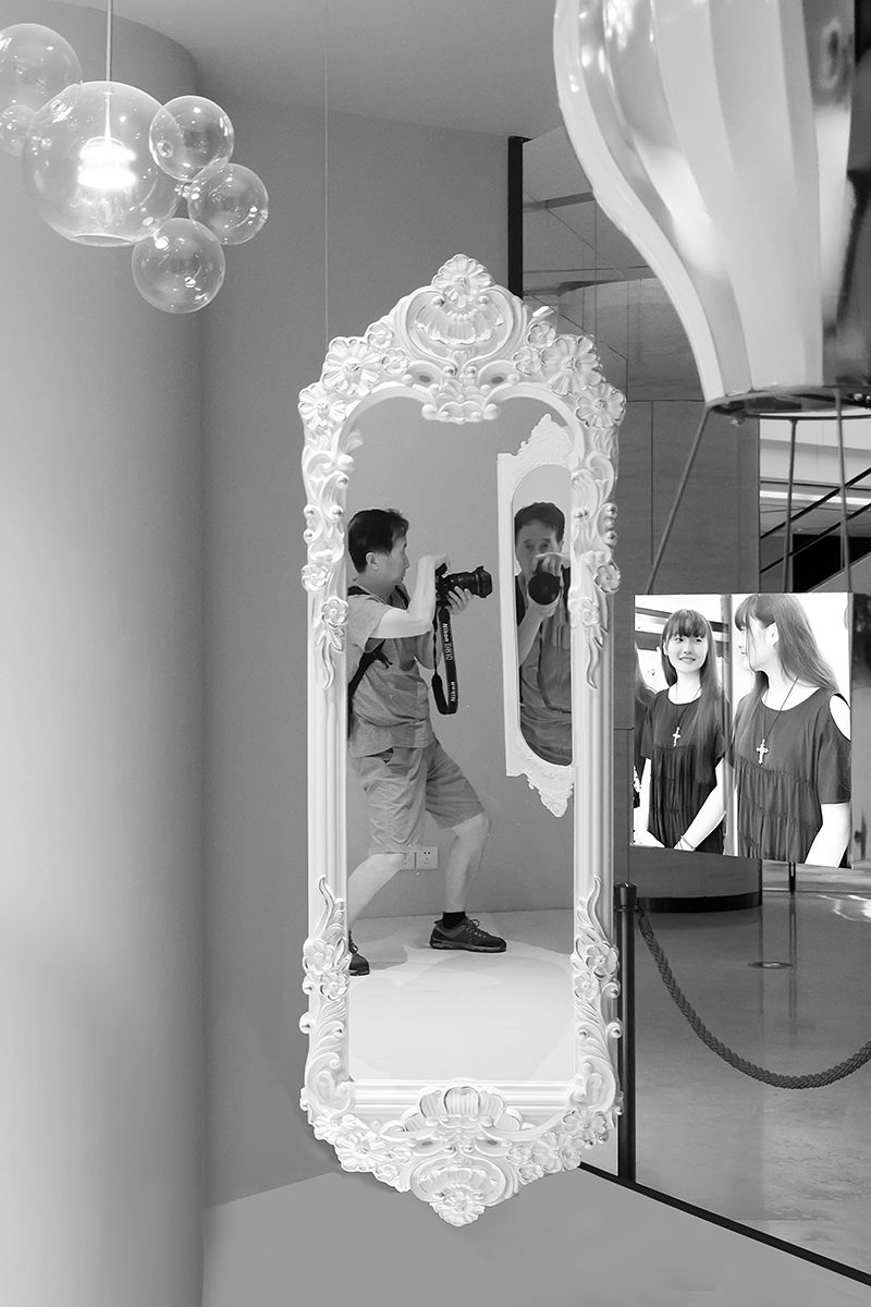 在上海世纪汇广场地下二层,我发现至少有3面以上悬挂漂浮的大镜子