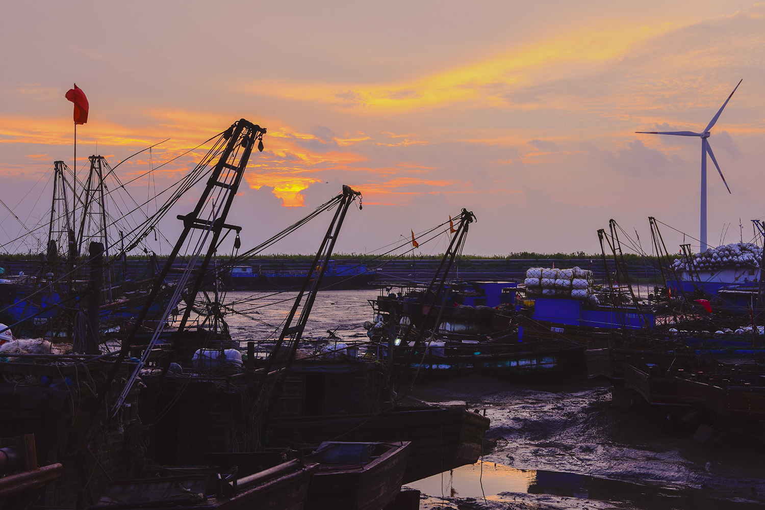 《渔港晨曦》2017年9月摄于江苏省如东县东凌港