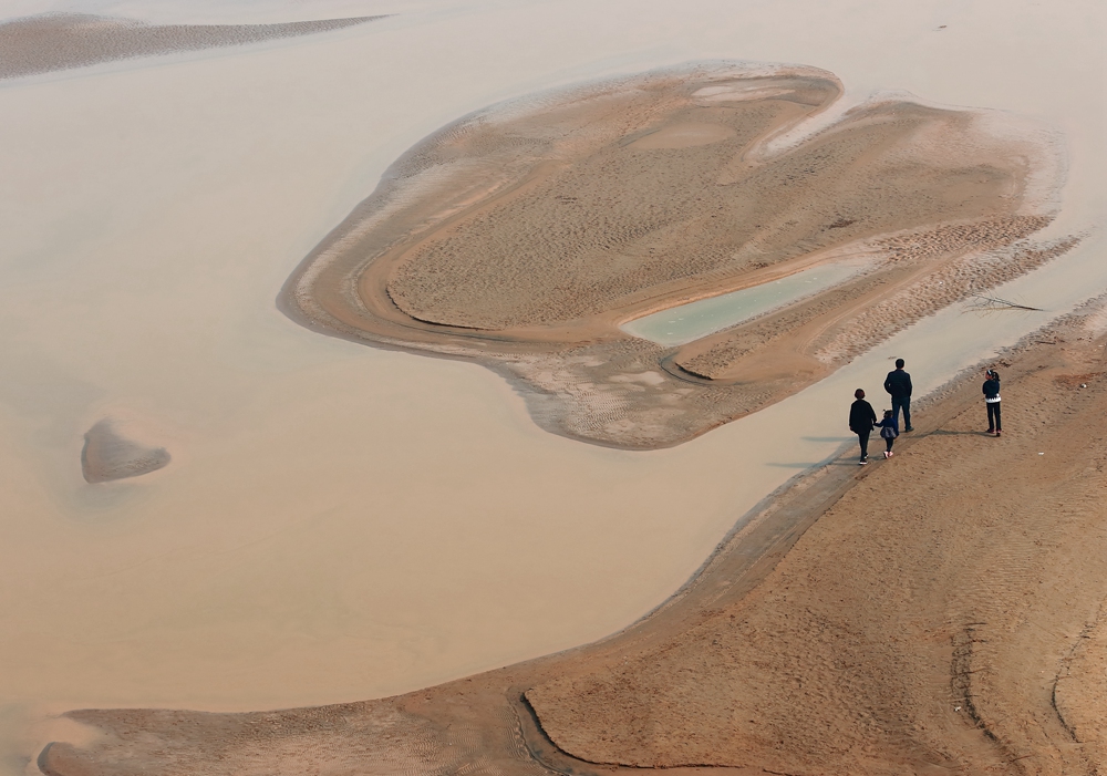 2017年3月19日,拍摄于山东省东营市利津县黄河滩,游客游黄河口赏流沙
