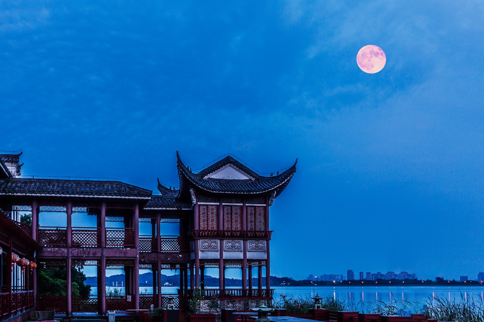 湖上升明月