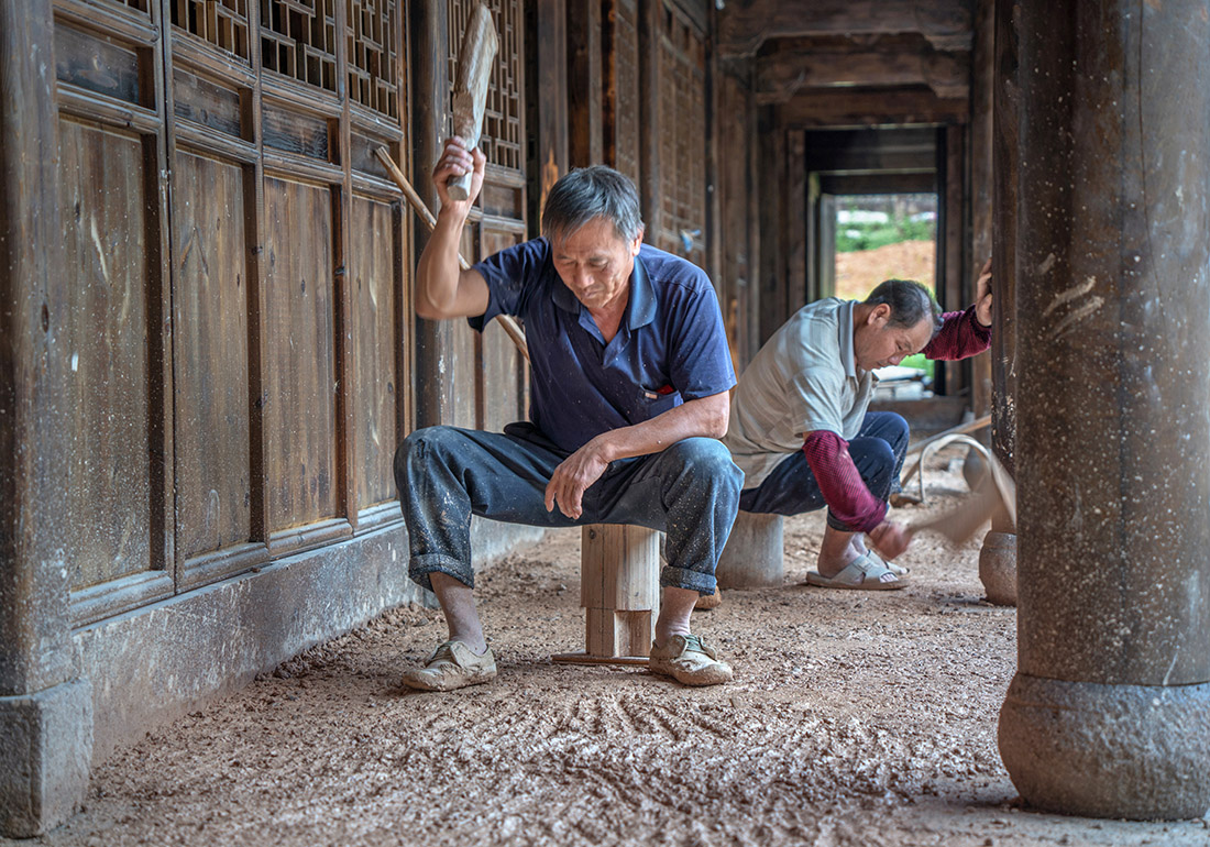 即将消逝的三合土地面制作