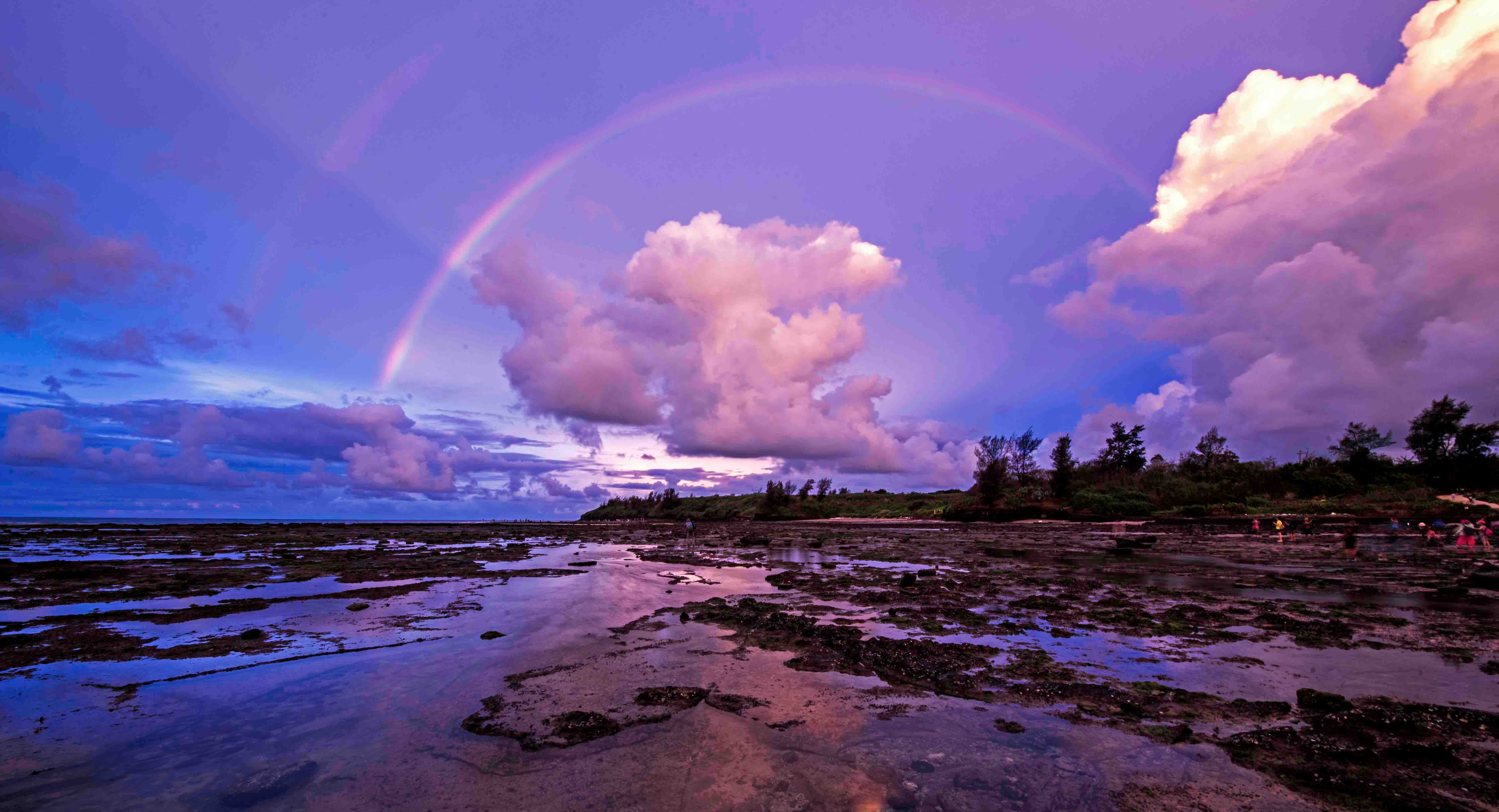 五彩滩上满霞光