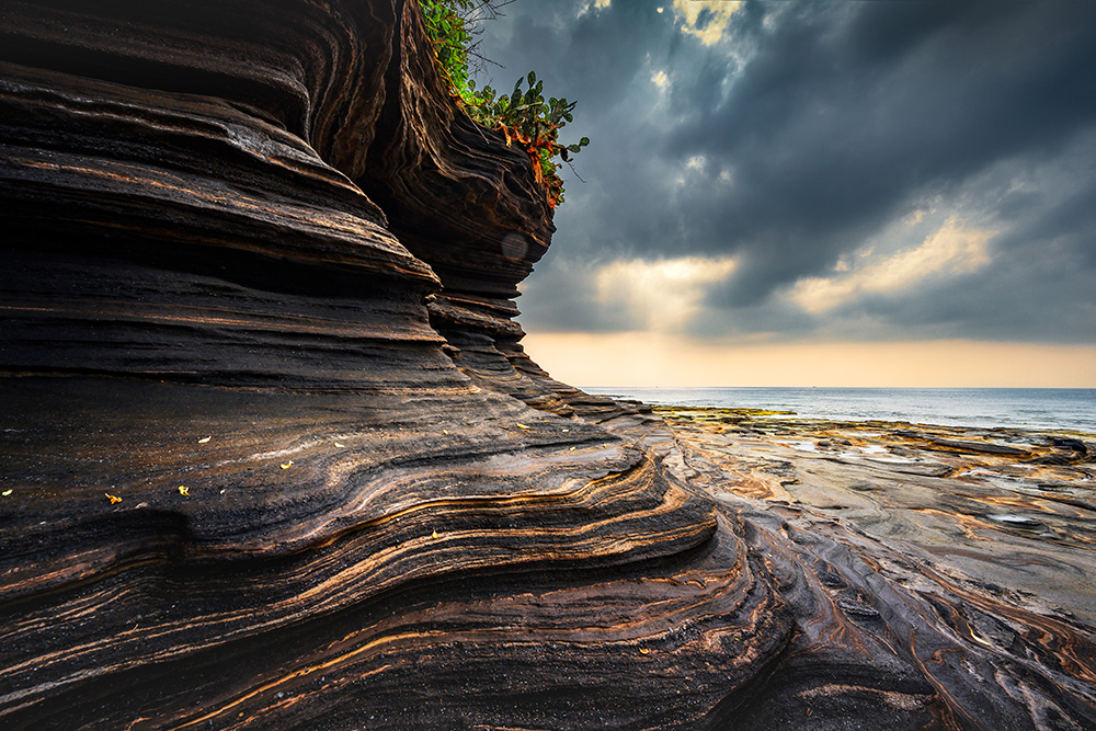 2020年8月31日摄于涠洲岛滴水丹屏