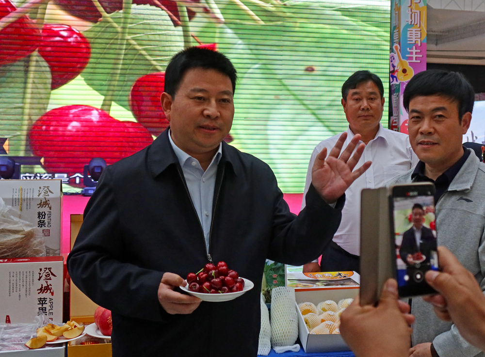 4月16日,澄城县县长高成文通过网络在对口帮扶的江苏省丹徒区为澄城