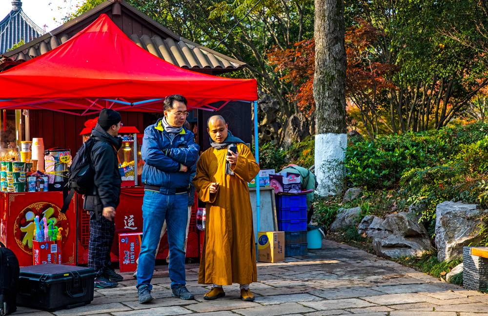 拍摄时间:2020年11月30日,拍摄地点:栖霞寺,说明:栖霞寺僧人为学习