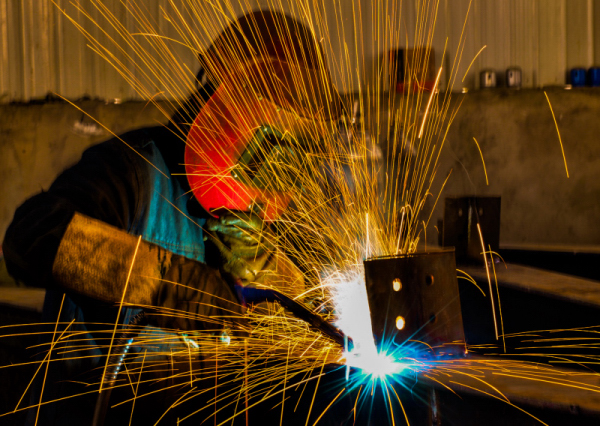 图为民乐县工业园区扶贫车间焊接场景. .