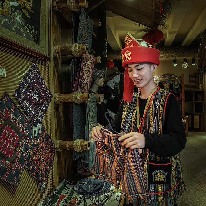 黎族新生活(组照6)现在黎族男子不用上山打猎,大都在景区做各种工作.