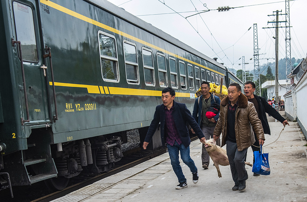 追着火车奔小康