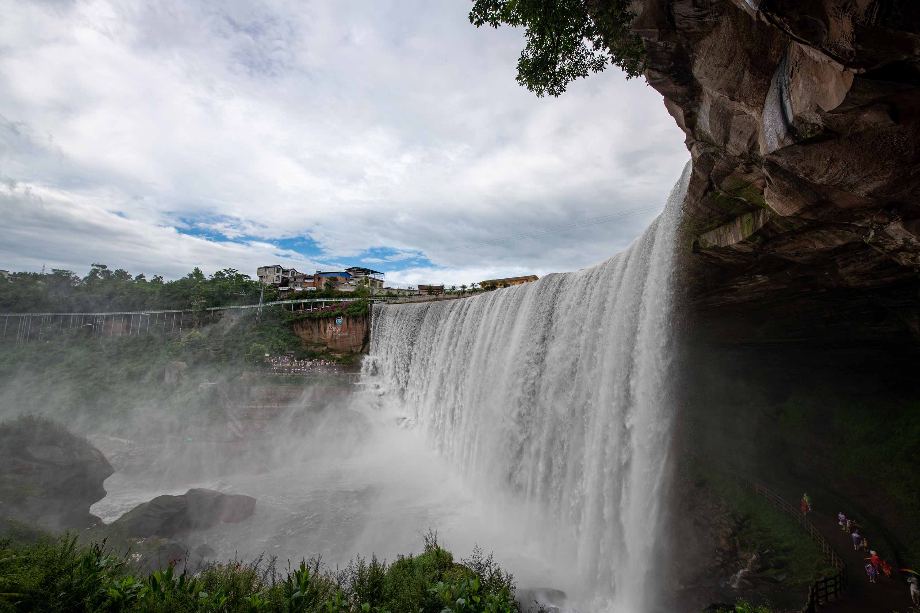 河落九天 低坑大瀑布在水满时节,颇为壮观