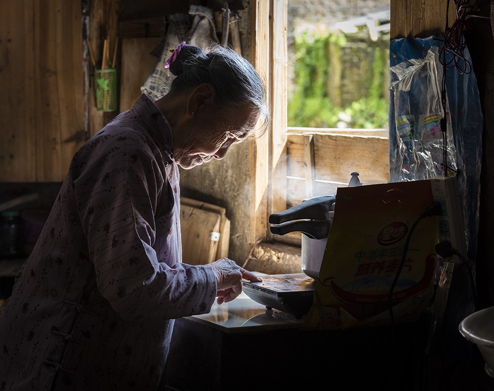 《阿婆会用电磁炉了》