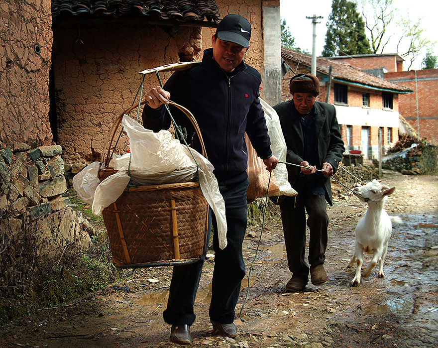 顺手牵羊-中国第三届扶贫公益摄影大展征稿区-大众摄影网 -