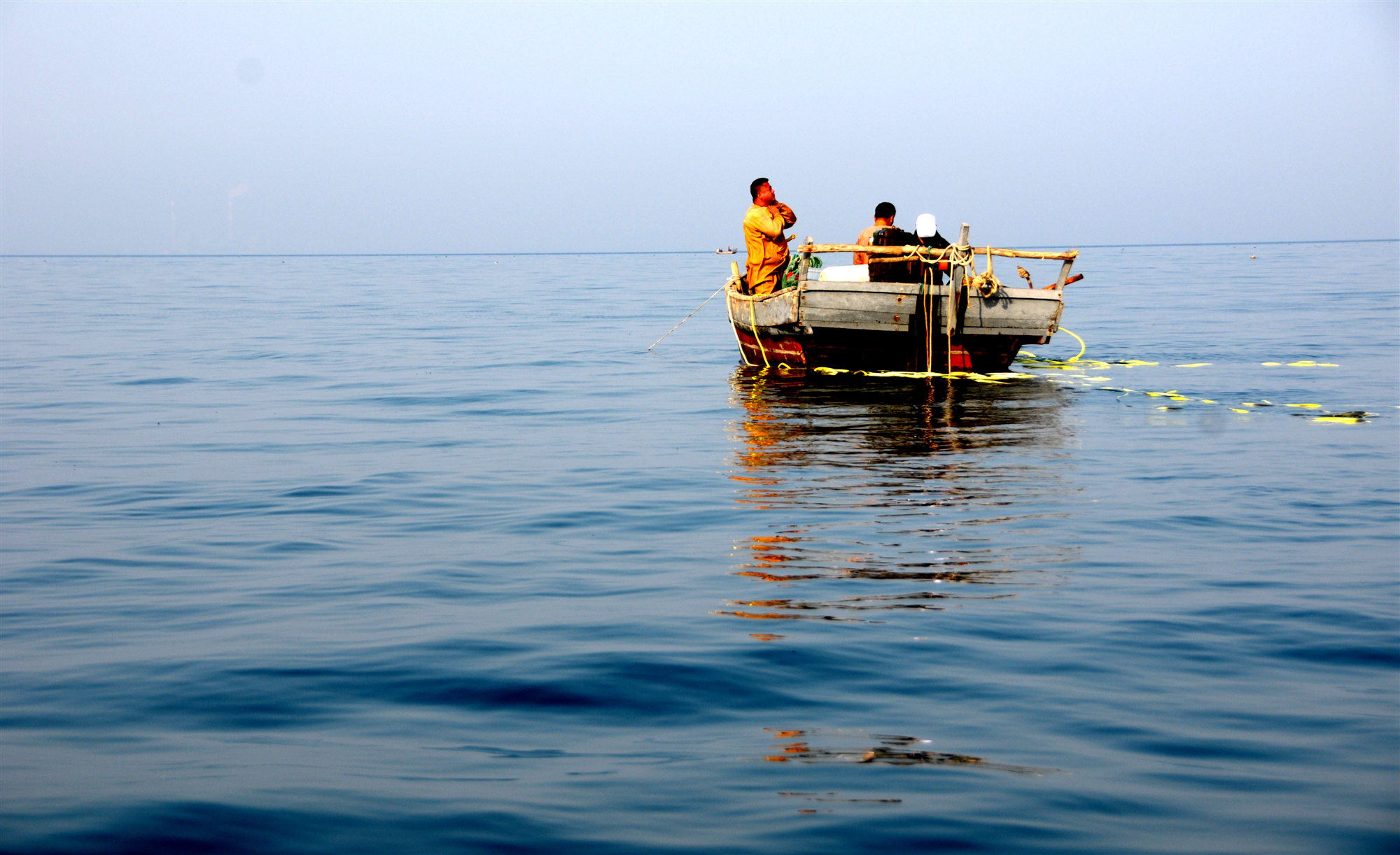 2018年5月10日,正在山东省烟台招远市辛庄镇海边上,一艘渔船正在准备
