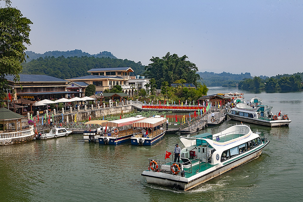 10.6-广东韶关丹霞山景区-接待中心旁边的游江码头,绿水,游船,.jpg