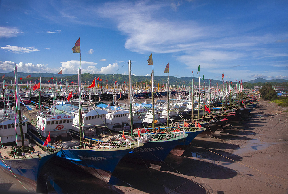 《避风港的渔船》