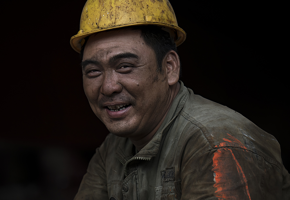 奋战在休渔季的工人兄弟