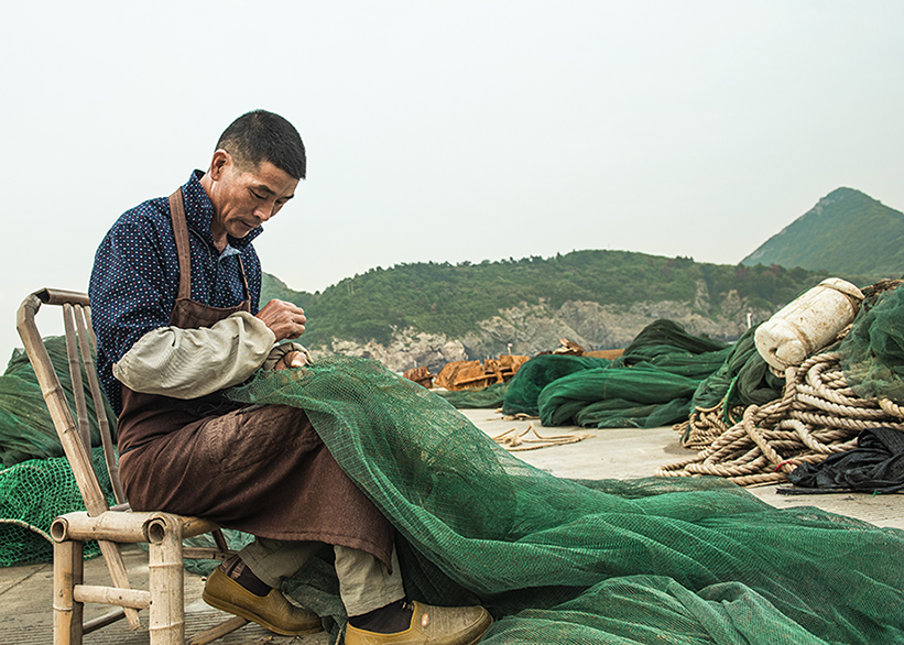 2019年9月29日,福建省福鼎市嵛山镇东角村,渔民正在补鱼网.