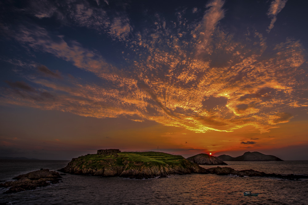 拍摄于2015年9月,浙江省温州北麂岛位于中国二大石油消费市场华东和