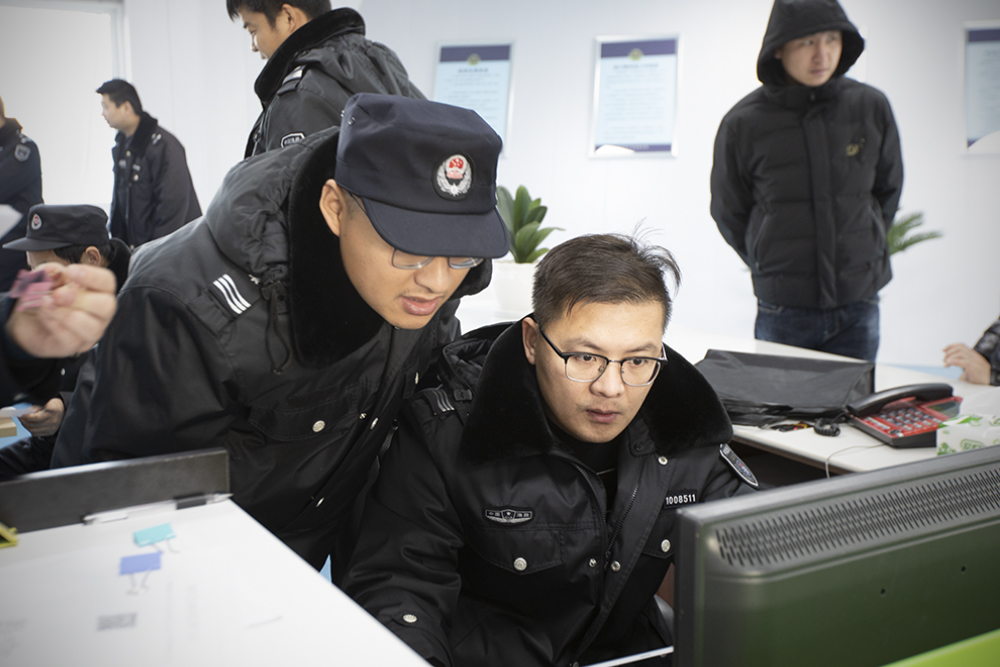 《渔政风采》(组照6-5) 2020年12月14日拍摄于江苏射阳黄沙港.