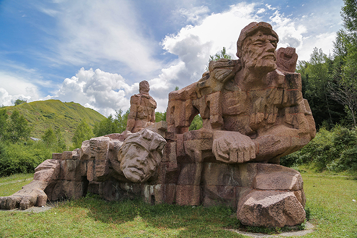 大型群雕—艰苦历程之前仆后继