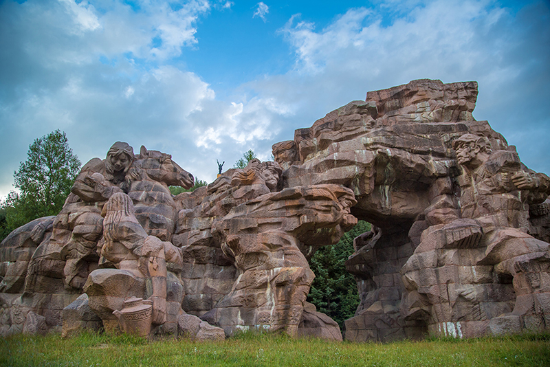 大型群雕—艰苦历程之团结北上
