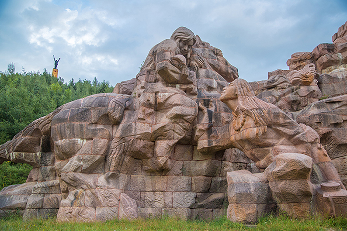 大型群雕—艰苦历程之草地小憩