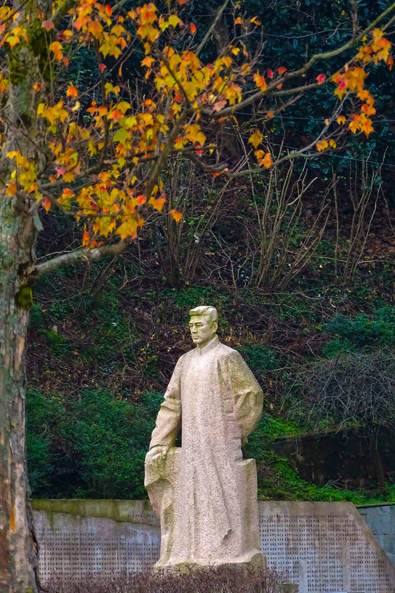 舒传贤烈士雕像