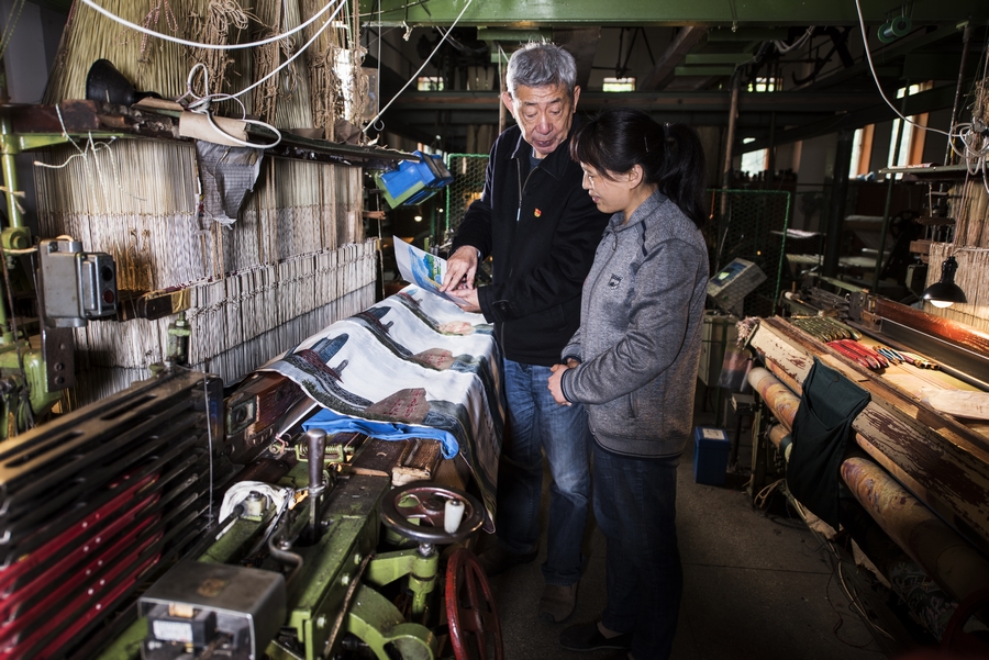 《民族丝织业的复兴之路》组照