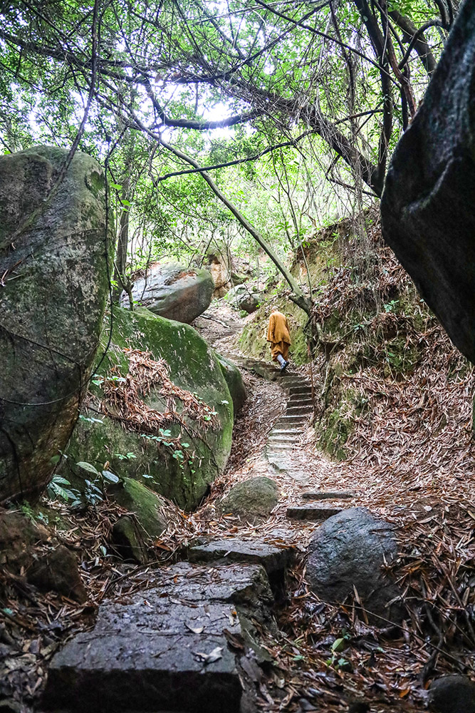 石室岩坐落于南安官桥镇东南部,梅花岭下的观音山坳.