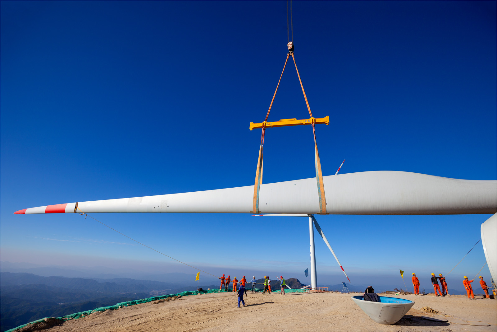 (组照)风力发电机安装工地速写
