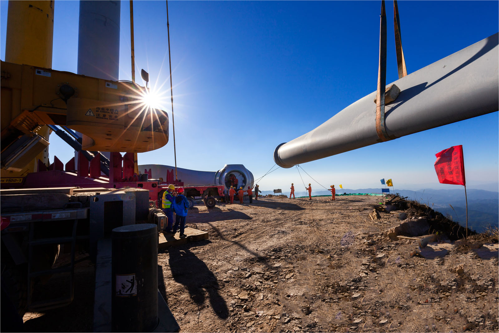 (组照)风力发电机安装工地速写