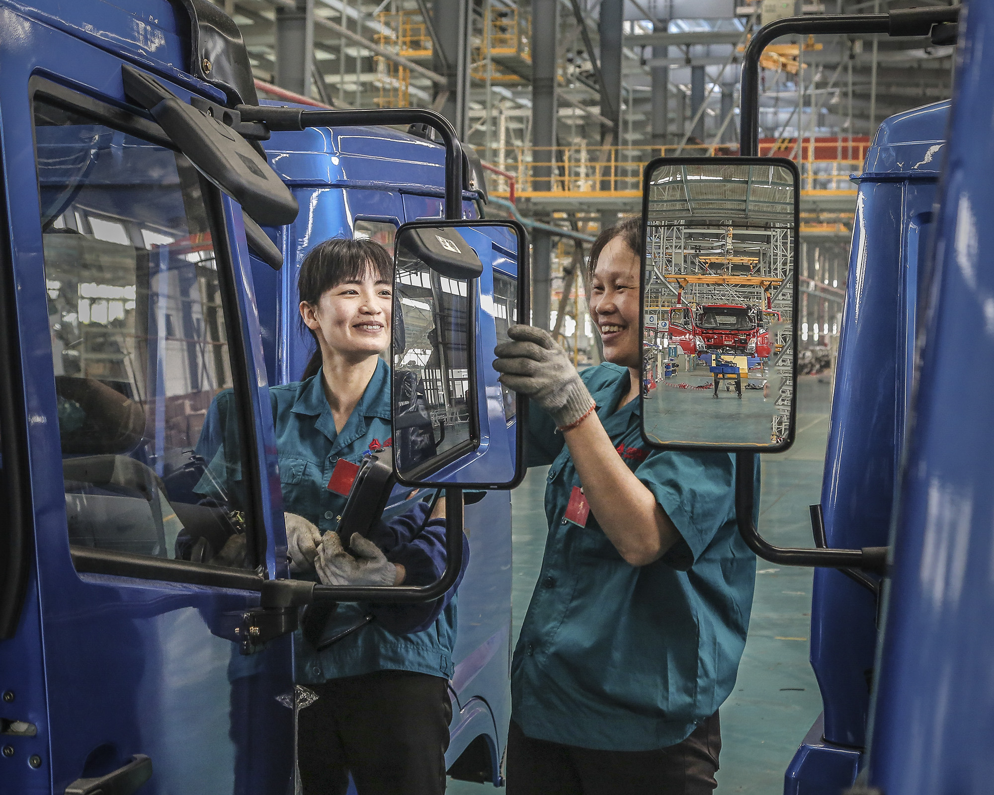 摄于福建省永安重汽厂,女工们正在为出口重卡汽车,快乐而紧张地工作.