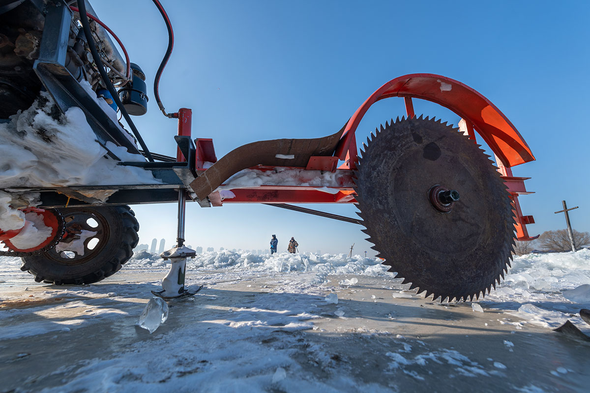 冰锯铁骨助采冰