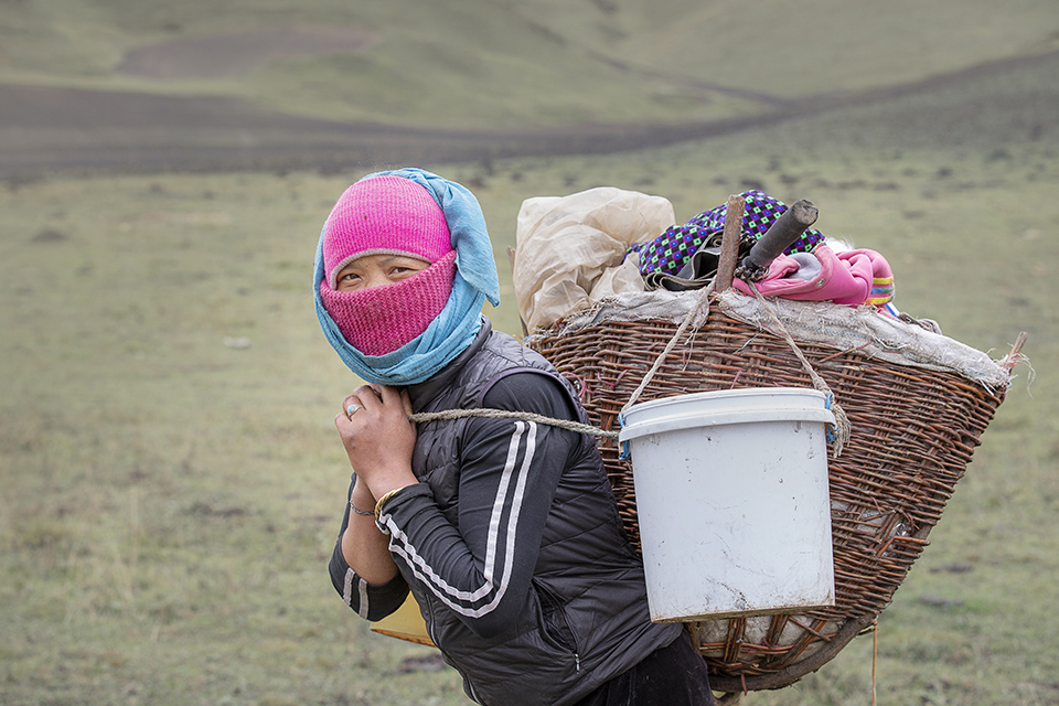 年10月5日摄于甘南自治州临潭县,湿地草场上藏民挤完奶正准备收工回家
