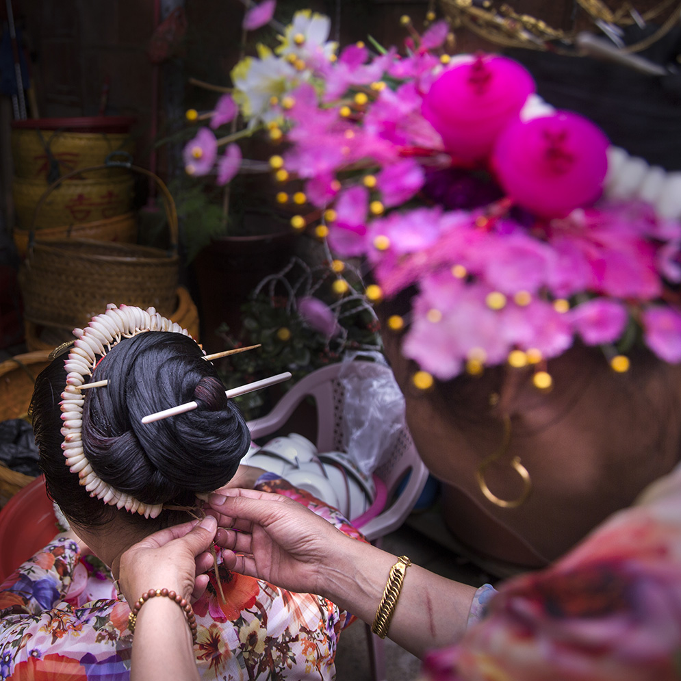 《梳妆打扮迎喜事》(组照)