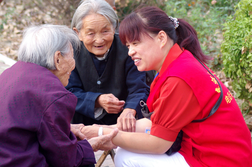 情系夕阳红 爱在敬老院(组图)