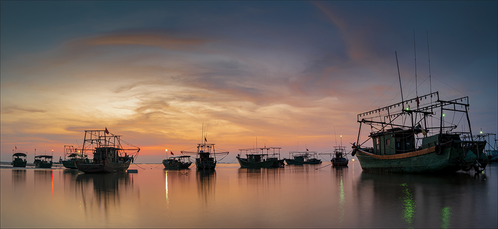 渔港晚霞〗摄于广东遂溪石角港