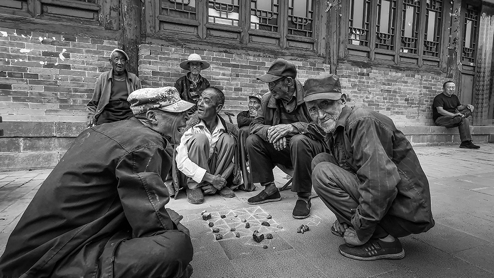 8,幸福的老人们在新的街道边下棋.