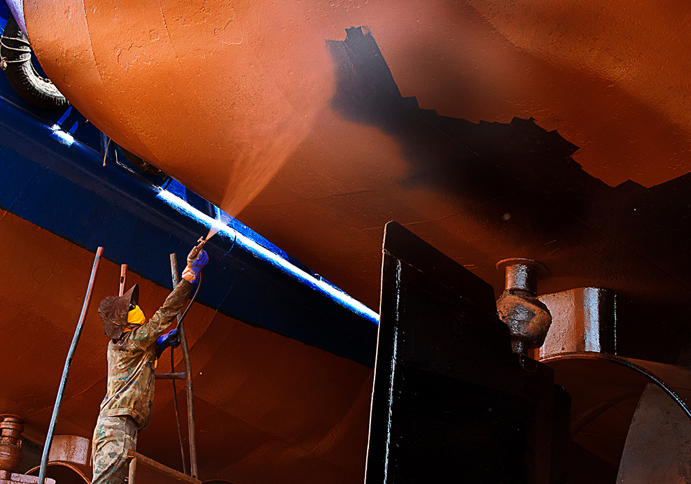 3船厂工人在喷漆船体