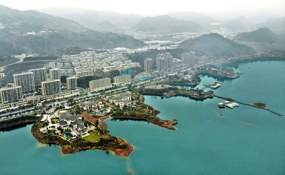 01.01 摄于浙江省涥安县千岛湖镇,千岛湖湖畔初雪的晨色] 余.jpg