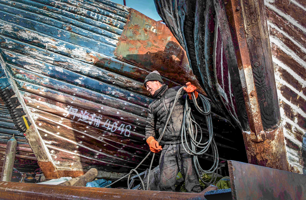 【平凡的修船人】组图6-1 2021年4月17日,辽宁东港某村修船厂,工人们