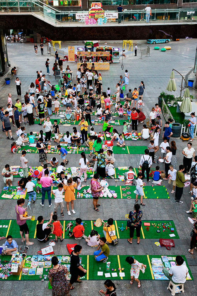 7月26日,重庆荣昌区暑假期间小学生们参加了一场"童趣集市"的练摊活动