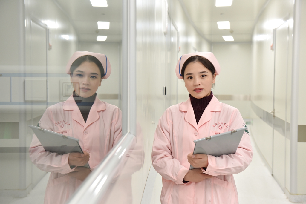 21,2019年,由于工作的出色,她被任命为肾病内科的护士长,从而走向管理