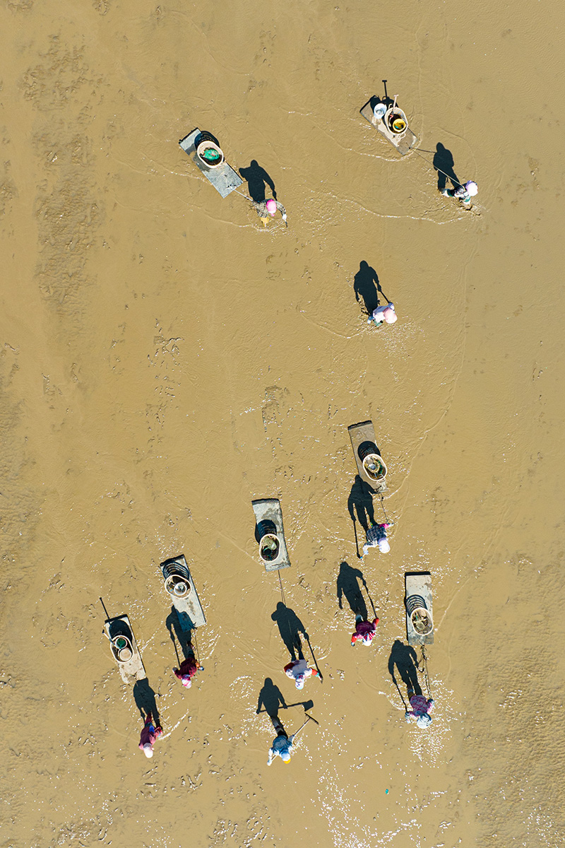 赶海  赣榆青口镇 潮水退去,渔民去海滩上挖蛏子.jpg